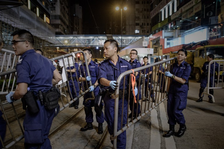 Policía de Hong Kong sigue desalojando lugares ocupados por manifestantes (Fotos)