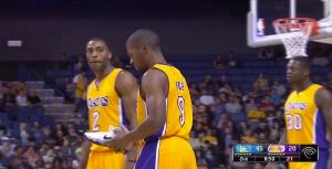 Jugador de los Lakers lanza un zapato a un rival para quitarle el balón (Video)