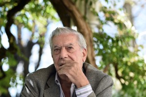 Vargas Llosa celebró sus 81 años donando miles de libros a su ciudad natal