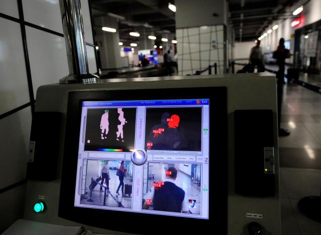 Una pantalla muestra la temperatura en un aeropuerto (Foto archivo Reuters)