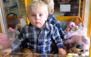 ¡Bebé travieso!… Se quedó atrapado en una máquina de peluches (VIDEO)