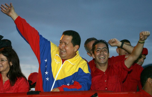 El presidente venezolano Hugo Chávez junto a Robert Serra, entonces candidato a la Asamblea Nacional, en un acto de campaña el 30 de agosto del 2010 en Caracas (Foto AFP) 