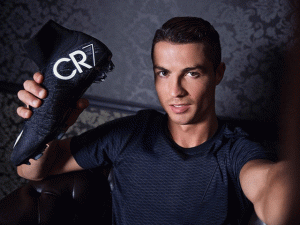 Cristiano Ronaldo y sus botas “galácticas” que estrenará ante el Barça (Fotos)