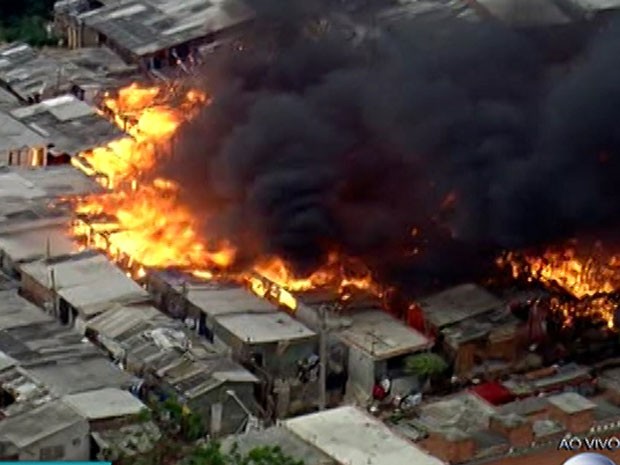 Un muerto y cientos de afectados por incendio en favela de Sao Paulo