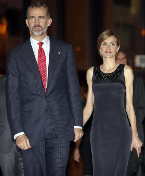  Los reyes Felipe y Letizia a su llegada al concierto de música clásica que tradicionalmente organiza la Fundación Príncipe de Asturias y Cajastur, esta noche en el auditorio de Oviedo. EFE/JuanJo Martín.