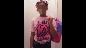 Mintió con su edad y su padre la obligó a colocarse esta camisa (Fotos)