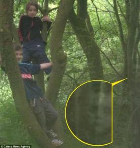 Fotografió un terrorífico fantasma junto a sus hijos