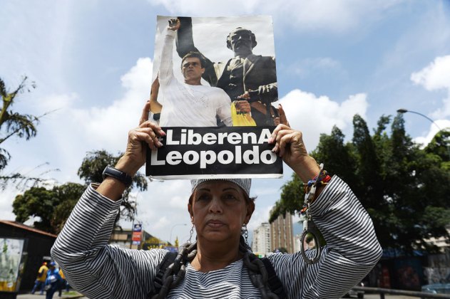 Una mujer exige la liberación del dirigente opositor venezolano Leopoldo López durante una manifestación en Caracas el 18 de octubre (Foto FEDERICO PARRA/AFP)