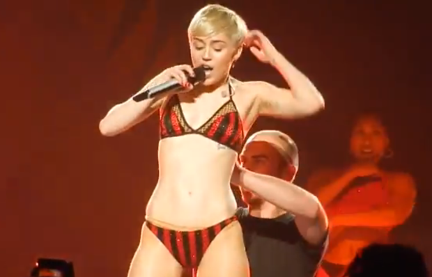 Miley Cyrus enciende redes sociales con imágenes de su trasero