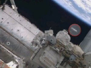 Observan un Ovni durante paseo espacial (Video)