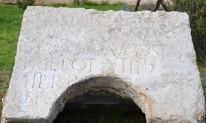 Descubren en Jerusalén importante inscripción dedicada a emperador romano Adriano
