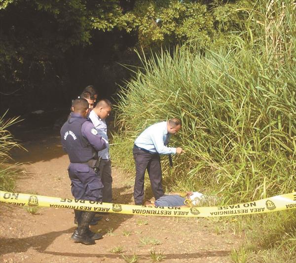 El cuerpo del joven Leanci Farfán (28) fue hallado con signos de tortura en la entrada del balneario “La Pelúa” de Tinaquillo. (Foto: Alfredo Bravo. / )