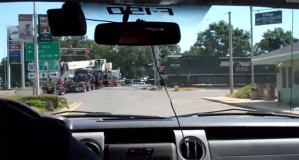 VIDEO: Tren se lleva por delante a grúa que quedó atascada en los rieles