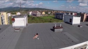 VIDEO: Compró un drone para espiar a su vecina que tomaba sol en “topless”