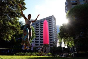 Un condón gigante apareció en Sídney (Fotos)