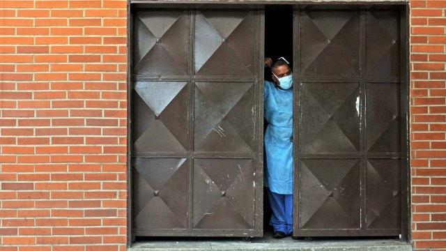 Un trabajador de la morgue de Barquisimeto (Foto AFP)