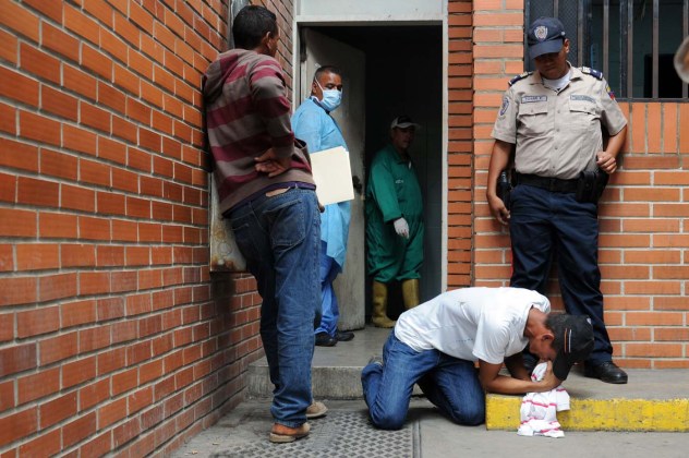 Un hombre llora la muerte de su hijo por intoxicación en Uribana  (AFP PHOTO/SHAMIL CAMEJO)