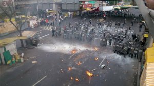Estudiantes mexicanos y policías se enfrentan en inmediaciones de aeropuerto