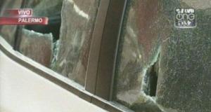 Dejaron un carro frente a su garaje y lo destrozó a hachazos (Fotos)