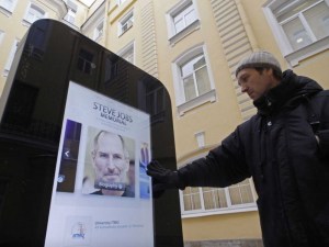 Rusos retiran monumento a Steve Jobs luego que Tim Cook salió del closet (Fotos)