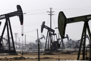 Barril de petróleo sigue en caída libre en Nueva York y cierra en 28,46 dólares