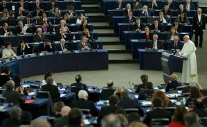 Seis diputados españoles abandonan la Eurocámara durante el discurso del Papa