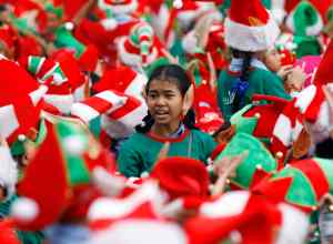 Entran en el libro Guinnes 1.792 elfos navideños tailandeses (Fotos)