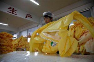 Fábrica china trabaja más de lo normal para producir trajes amarillos contra el ébola