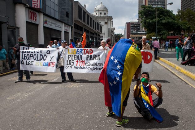 Manifestantes opositores marchan en inmediaciones del Palacio de Justicia hoy, martes 11 de noviembre de 2014, en Caracas (Venezuela). En el tribunal se adelanta una nueva audiencia del juicio contra Leopoldo López (EFE)