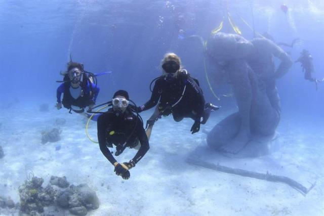  Fotografía facilitada por la Fundación Educativa de Corales y Medio Ambiente de Bahamas (BREEF, por su sigla en inglés), que desde el pasado septiembre ha empezado a colocar en las profundidades de las cálidas aguas de Bahamas una colección de enormes esculturas submarinas. (Fotos EFE)