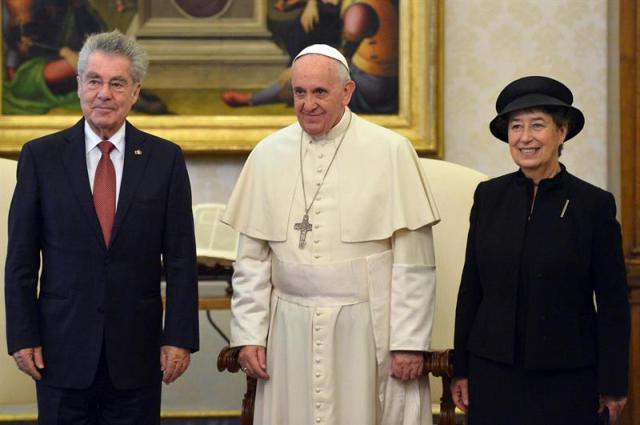  El papa Francisco (c) posa con el presidente de Austria, Heinz Fischer (izq), y su esposa Magrit durante una audiencia privada en el Vaticano (Foto EFE)