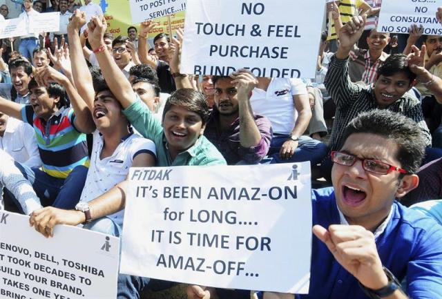 Dueños y trabajadores de algunas tiendas de hardware y electrónica protestan en la calle contra los comerciantes online en Bangalore (Foto EFE / Jagadeesh)