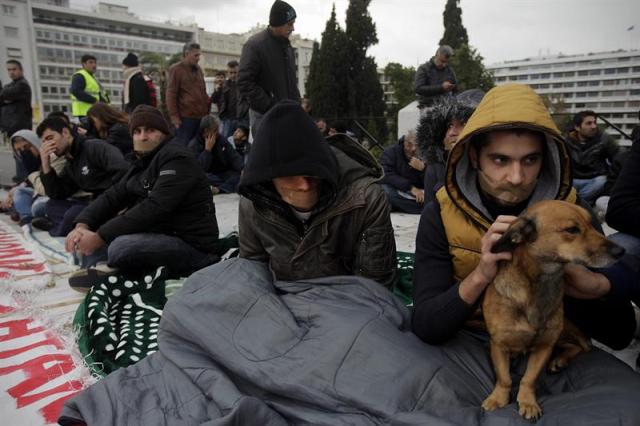 Refugiados sirios participan en una protesta silenciosa frente al Parlamento en Atenas (Grecia) (Foto EFE / Orestis Panagiotou)