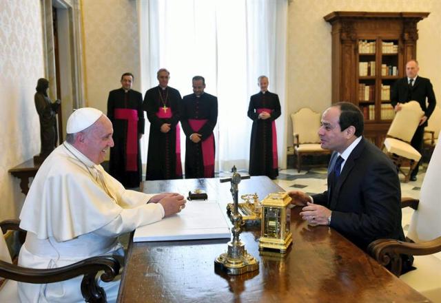 El papa Francisco recibe en audiencia privada al presidente egipcio Abdel Fattah al Sisi (d) en la basílica de San Pedro del Vaticano. (Foto EFE / Gabriel Bouys)