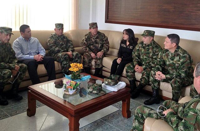 GENERAL ALZATE Y OTROS DOS LIBERADOS POR LAS FARC SE ENTREVISTAN CON MINISTRO DE DEFENSA COLOMBIANO