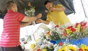 La gente paga hasta 300 bolívares por flores para sus difuntos