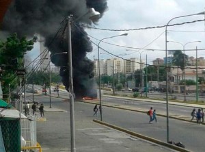 Encapuchados queman camión en Barquisimeto (Fotos)
