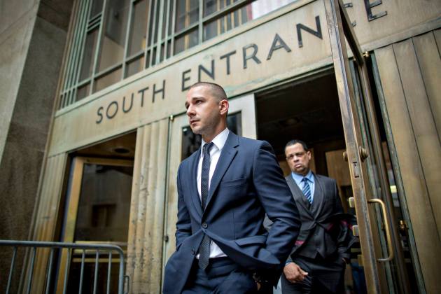 El actor Shia LaBeouf sale del Palacio de Justicia Criminal de Manhattan después de una aparición en Nueva York , 25 de noviembre de 2014. REUTERS / Brendan McDermid