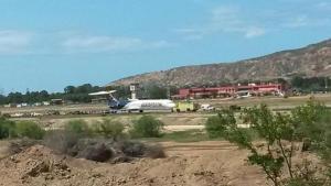Avión de Aeropostal se hundió en el pavimento durante aterrizaje en Cumaná (Fotos)