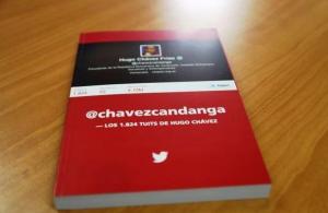 Ahora podrás leer los tuits de Chávez… con vela (Foto)