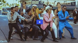 Bruno Mars “se monta los rollos” en el video de ‘Updown Funk!’