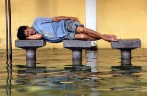 ¡Increíble! Gente dormida en lugares y posturas inusuales (Fotogalería)