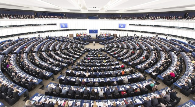El papa Francisco (c, al fondo) pronuncia un discurso ante el Parlamento Europeo en Estrasburgo (Francia) hoy, martes 25 de noviembre de 2014. EFE / PATRICK SEEGER