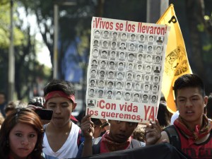 Inician huelga de hambre los padres de estudiantes desaparecidos en México