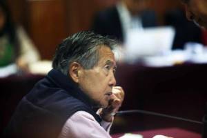 Fujimori pide reposición de teléfono público que fue retirado por hablar con la prensa
