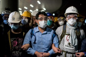 Manifestantes enmascarados intentan entrar en el parlamento en Hong Kong (Fotos)