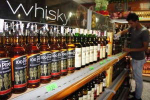Cinco hombres intentaron robar más de 13 mil botellas de whisky en Vargas