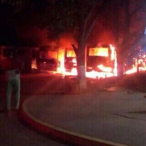 Incendian siete autobuses en La Victoria (Fotos)