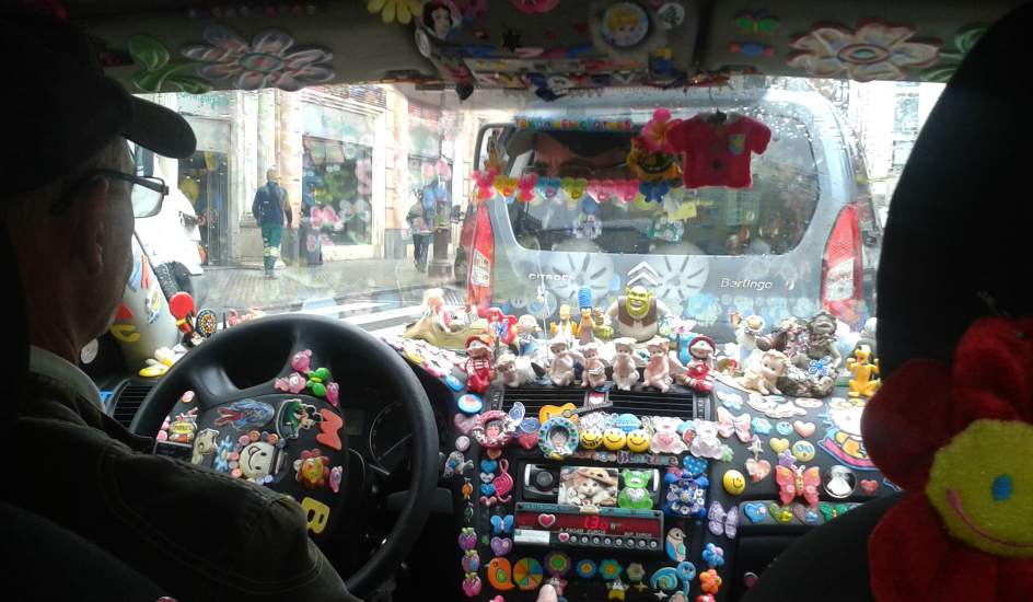 Policía obliga a taxista a retirar la decoración de su carro
