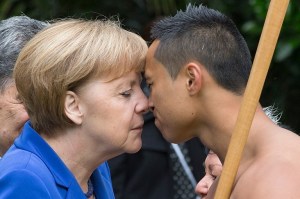 Angela Merkel visita una tribu en Nueva Zelanda y participa en un ritual (Fotos)